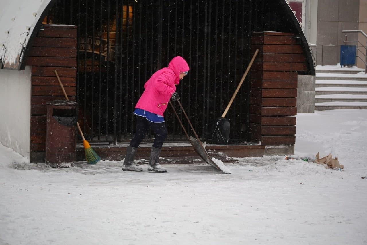 Фото Мартом не пахнет: смотрим на заваленные снегом улицы Новосибирска в первый день весны 7